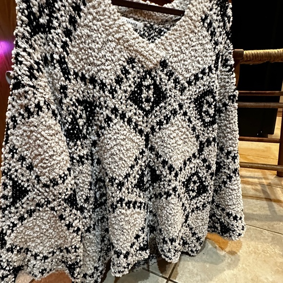 Black and white womens sweater size S/M. Brand is Miracle USA - Picture 6 of 7